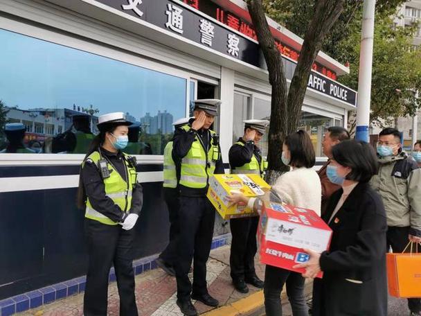汉中市食品药品监督检验检测中心巾帼志愿者服务队开展文明交通宣传